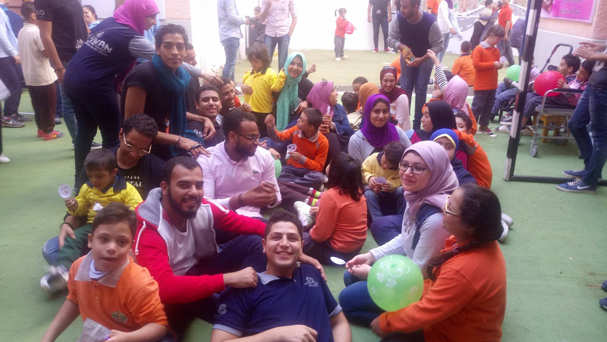 مشاركة طلاب كلية تجارة جامعة عين شمس مع أطفال مركز رعاية الأطفال ذوى الاحتياجات الخاصة 